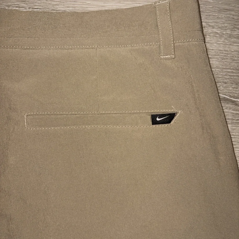 Nike Dri Fit Khaki Style Golf Shorts Regular Fit Men's Size 35 Light Brown